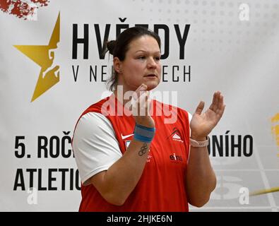 Nehvizdy, Tschechische Republik. 30th Januar 2022. Christina Schwanitz aus Deutschland tritt beim internationalen Leichtathletik-Hallentreffen Stars in Nehvizdy am 30. Januar 2022 in Nehvizdy, Tschechische Republik, beim Frauenschuss an. Kredit: Michal Krumphanzl/CTK Foto/Alamy Live Nachrichten Stockfoto