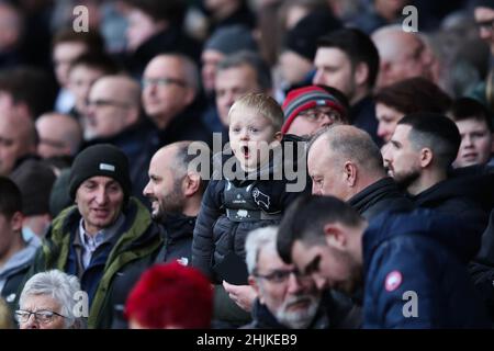 Derby, Großbritannien. 30th Januar 2022. Ein junger Fan wird während des Sky Bet Championship-Spiels im Pride Park Stadium, Derby, am Stand gesehen. Bildnachweis sollte lauten: Isaac Parkin/Sportimage Kredit: Sportimage/Alamy Live News Stockfoto