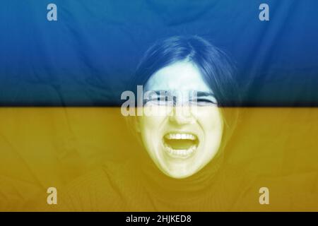 Krieg zwischen Russland und der Ukraine. Junge Frau schreit, hasst, Wut. Weinende emotionale wütende Frau, die auf schwarzem Hintergrund schreit. Emotional, junge Frau Stockfoto
