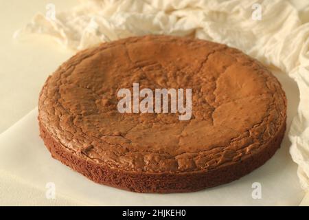 Hausgemachter, fudgy Schokolade-Brownie. Aufgenommen auf weißem Hintergrund Stockfoto