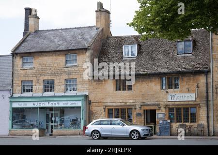 Geschäfte und Cafés auf der High Street in Moreton in Marsh in Gloucestershire in Großbritannien Stockfoto