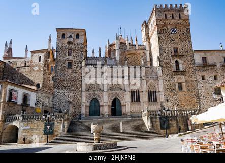 GUADALUPE, SPANIEN - 30. Juli 2017: Haupteingang des Klosters von Guadalupe. Cáceres, Extremadura, Spanien. Stockfoto