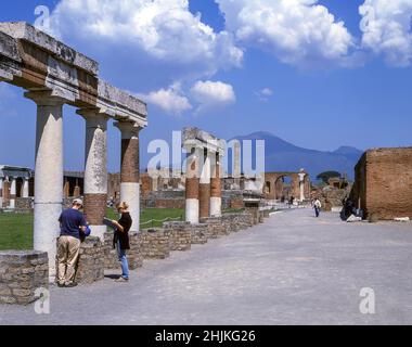 Das Forum mit dem Vesuv in der Ferne, die antike Stadt Pompeji, Pompeji, die Metropolstadt Neapel, die Region Kampanien, Italien Stockfoto