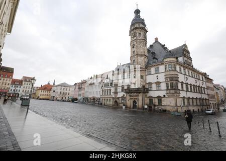 Altenburg, Deutschland. 28th Januar 2022. Das Rathaus und der Marktplatz Credit: Bodo Schackow/dpa-Zentralbild/dpa/Alamy Live News Stockfoto