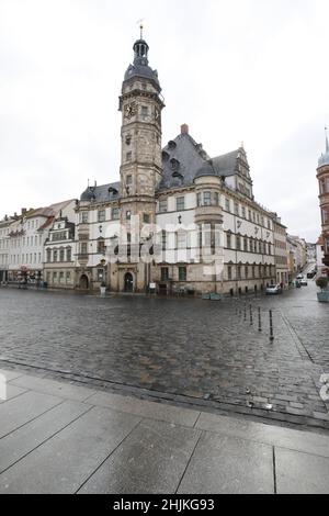 Altenburg, Deutschland. 28th Januar 2022. Das Rathaus und der Marktplatz Credit: Bodo Schackow/dpa-Zentralbild/dpa/Alamy Live News Stockfoto