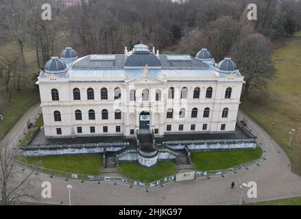 Altenburg, Deutschland. 28th Januar 2022. Das Lindenau Museum. (Mit einer Drohne aufgenommen) Quelle: Bodo Schackow/dpa-Zentralbild/dpa/Alamy Live News Stockfoto