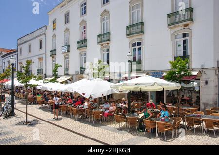 Restaurant im Freien, Praca da Republic, Tavira, Algarve, Portugal Stockfoto