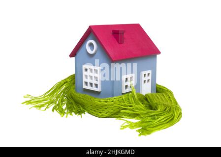Konzeptionelles Miniaturmodell Haus mit grünem Wollschal, isoliert auf weißem Hintergrund Stockfoto