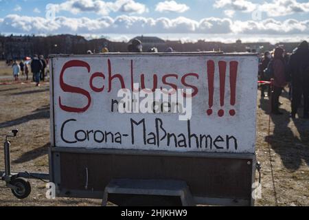 München, Germnay. 30th Januar 2022. Schild „Stoppt die Korona-Maßnahmen“. Am 30. Januar 2022 versammelten sich auf der Theresienwiese Hunderte von Anti-Vaxxeren in München, um gegen obligatorische Impfungen und Covid-Maßnahmen zu demonstrieren. (Foto: Alexander Pohl/Sipa USA) Quelle: SIPA USA/Alamy Live News Stockfoto