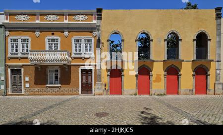 Die in der Volksarchitektur erhaltene Fassade des abgerissenen Hauses, die Fassade eines neoklassizistischen Stadthauses, ist erhalten. Tavira-Portugal-090 Stockfoto
