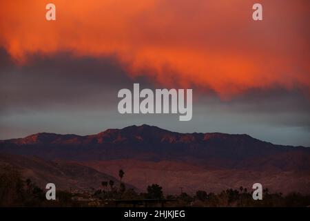 Rote Wolken bei Sonnenuntergang über der Santa Rosa Bergkette im Anza Borrego Desert State Park. Stockfoto