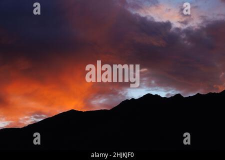 Rote Wolken bei Sonnenuntergang über der Santa Rosa Bergkette im Anza Borrego Desert State Park. Stockfoto