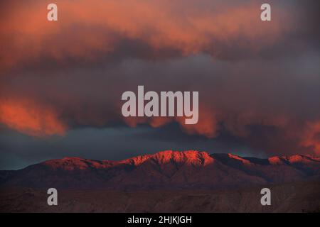 Rote Wolken bei Sonnenuntergang über der Santa Rosa Bergkette im Anza Borrego Desert State Park. Stockfoto