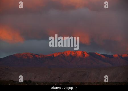 Rote Wolken bei Sonnenuntergang über der Santa Rosa Bergkette im Anza Borrego Desert State Park. Stockfoto