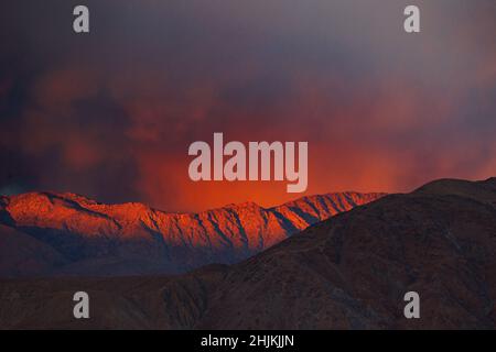 Rote Wolken bei Sonnenuntergang über der Santa Rosa Bergkette im Anza Borrego Desert State Park. Stockfoto