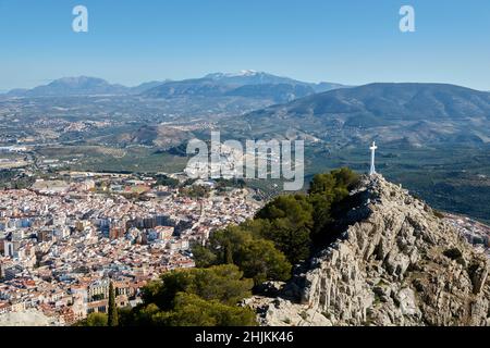 Blick von der mittelalterlichen Burg von Santa Catalina auf die Stadt Jaén (Spanien) und ihre Umgebung mit Olivenbäumen und Bergen Stockfoto