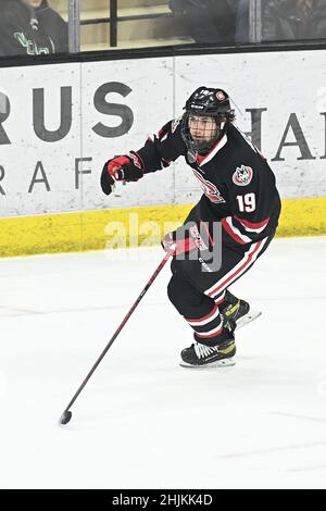 St. Cloud State Huskies-Stürmer Sam Hentges (19) skates das Eis während eines NCAA-Männer-Eishockeyspiels zwischen der St. Cloud State University Huskies und der University of North Dakota Fighting Hawks in der Ralph Engelstad Arena in Grand Forks, ND am Freitag, 28. Januar 2022. UND besiegte SDSU 7-1. Von Russell Hons/CSM Stockfoto