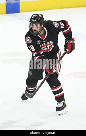 St. Cloud State Huskies-Stürmer Sam Hentges (19) skates das Eis während eines NCAA-Männer-Eishockeyspiels zwischen der St. Cloud State University Huskies und der University of North Dakota Fighting Hawks in der Ralph Engelstad Arena in Grand Forks, ND am Freitag, 28. Januar 2022. UND besiegte SDSU 7-1. Von Russell Hons/CSM Stockfoto