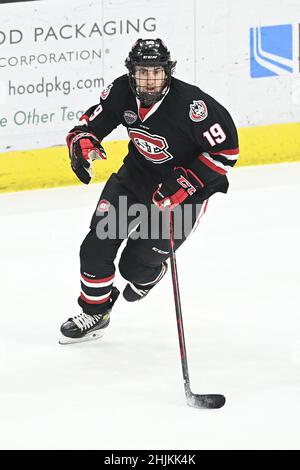 St. Cloud State Huskies-Stürmer Sam Hentges (19) skates das Eis während eines NCAA-Männer-Eishockeyspiels zwischen der St. Cloud State University Huskies und der University of North Dakota Fighting Hawks in der Ralph Engelstad Arena in Grand Forks, ND am Freitag, 28. Januar 2022. UND besiegte SDSU 7-1. Von Russell Hons/CSM Stockfoto