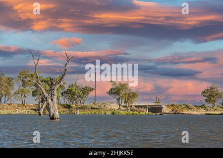 Blick auf die Morgan Road Bridge in der Morgan Road in Richtung Barmera über die Auslasseinmündung von Chambers Creek zum Lake Bonney und von der Trennungslinie genommen Stockfoto