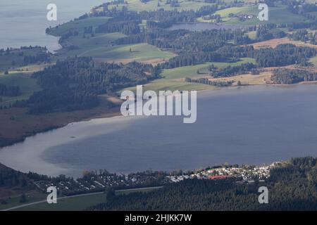 Idyllisch gelegen ist der Campingplatz am Bannwaldsee, hier aus der Vogelperspektive vom Tegelberg Stockfoto