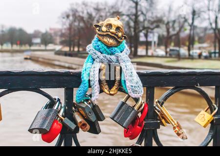 Miniatur-Bronzestatuette eines Homlins auf der Honigbrücke. Königsberg, Russland - 16. Januar 2022. Stockfoto