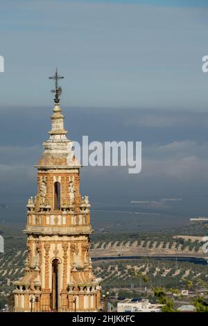 Vertikaler Blick auf den Torre de la Victoria (Nationaldenkmal) vom Hügel San Cristobal in EstEPA, einem der schönsten Dörfer Sevillas Stockfoto