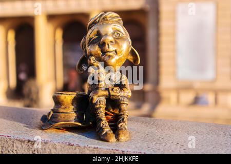 Miniatur-Bronzestatuette eines Homlins vor dem Museum der Schönen Künste. Königsberg, Russland - 17. Januar 2022. Stockfoto