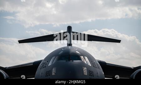 Ein C-17 Globemaster III der US Air Force, der dem Expeditionary Airlift Squadron von 816th zugewiesen wurde, befindet sich auf der Fluglinie des Al Udeid Air Base, Katar, 3. Januar 2022. Die C-17 ist in der Lage, schnell und strategisch Truppen und alle Arten von Fracht an die wichtigsten operativen Stützpunkte oder direkt an die Stützpunkte im Verantwortungsbereich des US-Zentralkommandos zu liefern. Stockfoto