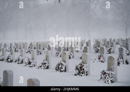 Schnee fällt in Abschnitt 60 des Nationalfriedhofs von Arlington, Arlington, Virginia, 3. Januar 2022. Dies war der erste Schnee des Jahres. Stockfoto