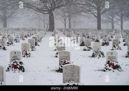 Schnee fällt in Abschnitt 60 des Nationalfriedhofs von Arlington, Arlington, Virginia, 3. Januar 2022. Dies war der erste Schnee des Jahres. Stockfoto