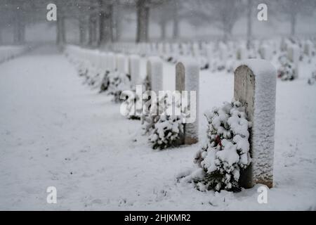 Schnee fällt in Abschnitt 60 des Nationalfriedhofs von Arlington, Arlington, Virginia, 3. Januar 2022. Dies war der erste Schnee des Jahres. Stockfoto