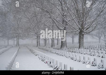 Schnee fällt in Abschnitt 60 des Nationalfriedhofs von Arlington, Arlington, Virginia, 3. Januar 2022. Dies war der erste Schnee des Jahres. Stockfoto