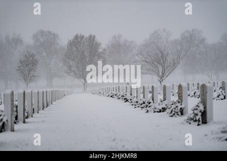 Schnee fällt in Abschnitt 60 des Nationalfriedhofs von Arlington, Arlington, Virginia, 3. Januar 2022. Dies war der erste Schnee des Jahres. Stockfoto