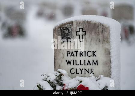 Schnee fällt in Abschnitt 60 des Nationalfriedhofs von Arlington, Arlington, Virginia, 3. Januar 2022. Dies war der erste Schnee des Jahres. Stockfoto