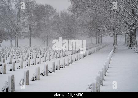 Schnee fällt in Abschnitt 60 des Nationalfriedhofs von Arlington, Arlington, Virginia, 3. Januar 2022. Dies war der erste Schnee des Jahres. Stockfoto