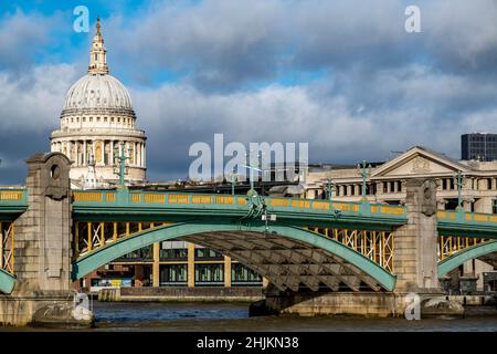 London England Großbritannien, 29. Januar 2022, St Pauls Cathedral und Southwark Bridge über die Themse Bankside London Stockfoto