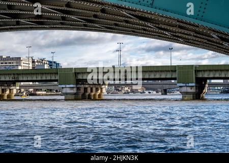 London England Großbritannien, 29. Januar 2022, Blick nach Osten unter der Southwark Bridge zur Cannon Street Railway Station Bridge, die die Themse überquert Stockfoto