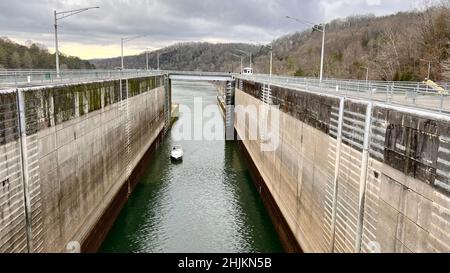 Ein Freizeitschiff fährt am 3. Januar 2022 auf dem Clinch River in Lenoir City, Tennessee, durch Melton Hill Lock. Das U.S. Army Corps of Engineers Nashville District betreibt und wartet die Schleuse beim Tennessee Valley Authority Projekt. Stockfoto