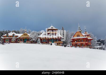 Landschaft aus den Beskiden, typische walachische Holzkapelle-Architektur in Pustevny bei Radhost, Mähren Tschechische republik während des verschneiten Winters tim Stockfoto