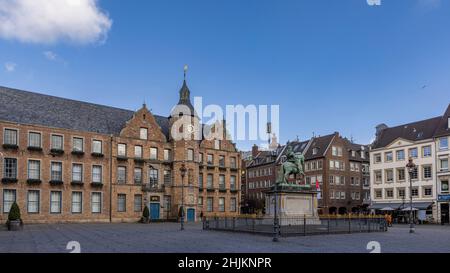 Düsseldorfer Altstadt an einem hellen Wintertag Stockfoto