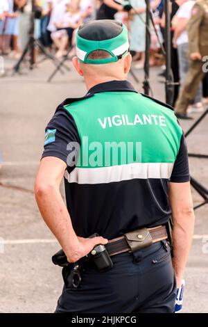 Sicherheitsbeamter, der für die Bewohner der Stadt in Andalusien, Spanien, arbeitet Stockfoto
