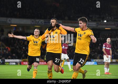 Wölfe Fußballspieler Romain Saiss feiert sein Tor mit Leander Dendoncker Wolverhampton Wanderers gegen West Ham im Molineux Stadium 29/01/2019 - English Premier League Stockfoto