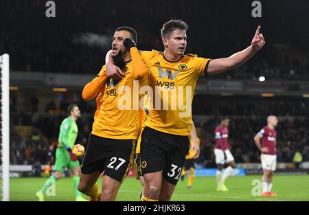 Wölfe Fußballspieler Romain Saiss feiert sein Tor mit Leander Dendoncker Wolverhampton Wanderers gegen West Ham im Molineux Stadium 29/01/2019 - English Premier League Stockfoto