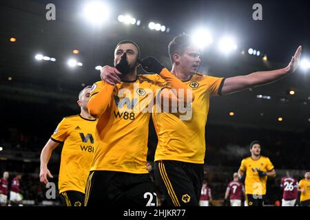 Wölfe Fußballspieler Romain Saiss feiert sein Tor mit Leander Dendoncker Wolverhampton Wanderers gegen West Ham im Molineux Stadium 29/01/2019 - English Premier League Stockfoto