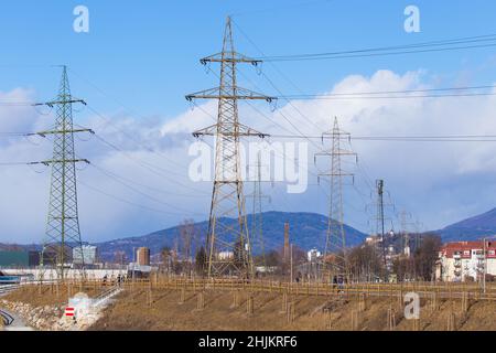 Massive Stromleitungen bringen an einem stürmischen Wintertag Strom in das Stadtgebiet der Stadt Graz in Österreich Stockfoto