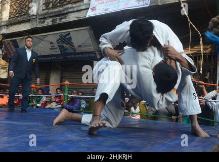 Kalkutta, Indien. 30th Januar 2022. Im Gedenken an Mahatma Gandhi wurde ein Wrestling-Turnier für Männer und Frauen und die State Belt Wrestling Championship 4th organisiert. (Foto von Rahul Sadhukhan/Pacific Press/Sipa USA) Quelle: SIPA USA/Alamy Live News Stockfoto