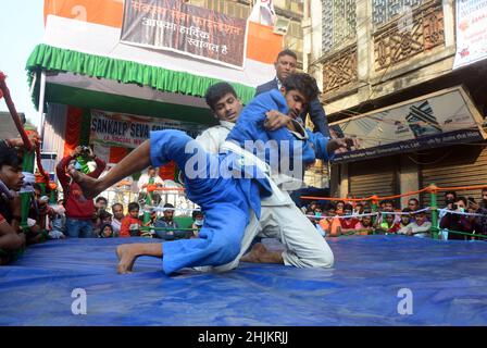 Kalkutta, Indien. 30th Januar 2022. Im Gedenken an Mahatma Gandhi wurde ein Wrestling-Turnier für Männer und Frauen und die State Belt Wrestling Championship 4th organisiert. (Foto von Rahul Sadhukhan/Pacific Press/Sipa USA) Quelle: SIPA USA/Alamy Live News Stockfoto