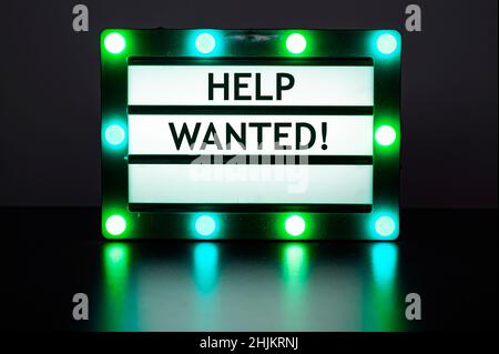 Leuchtkasten mit grünen Lichtern im dunklen Raum mit Worten - Hilfe gesucht! Stockfoto