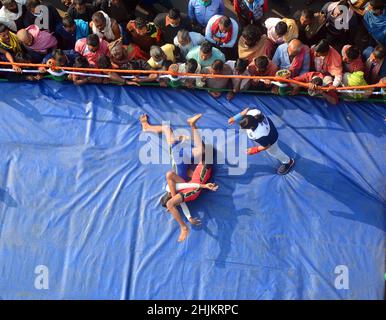 Kalkutta, Indien. 30th Januar 2022. Im Gedenken an Mahatma Gandhi wurde ein Wrestling-Turnier für Männer und Frauen und die State Belt Wrestling Championship 4th organisiert. (Foto von Rahul Sadhukhan/Pacific Press/Sipa USA) Quelle: SIPA USA/Alamy Live News Stockfoto